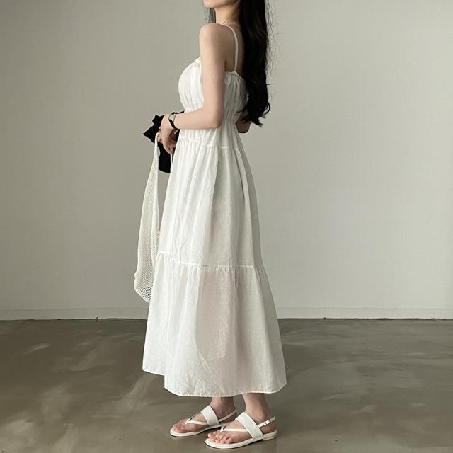 黑白兩色必須get🖤  韓版仙女度假吊帶洋裝（2色）鬆緊腰圍超顯瘦！韓系 顯瘦 女裝 連身裙 基本款 A字裙 吊帶連身裙-細節圖5