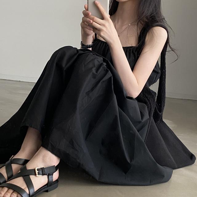 黑白兩色必須get🖤  韓版仙女度假吊帶洋裝（2色）鬆緊腰圍超顯瘦！韓系 顯瘦 女裝 連身裙 基本款 A字裙 吊帶連身裙-細節圖8