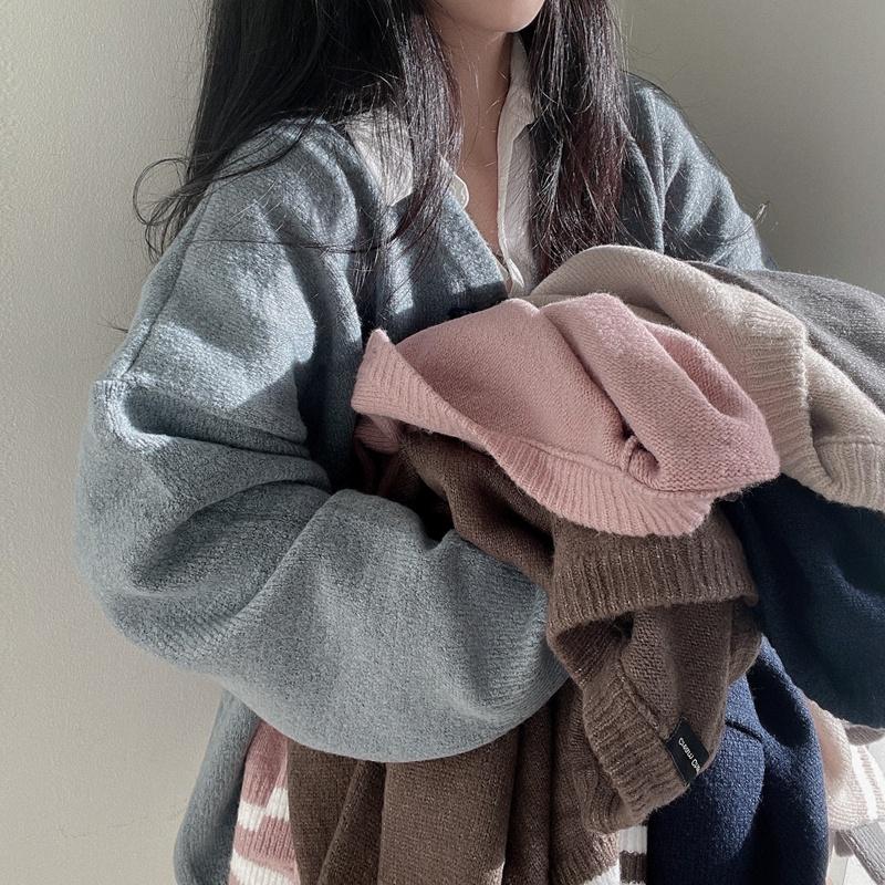 超多顏色可以選❗️  韓版慵懶V領排扣針織外套（6色）韓系 顯瘦 特價 女裝 外搭 基本款 T恤 針織 外套 短版 上著-細節圖9