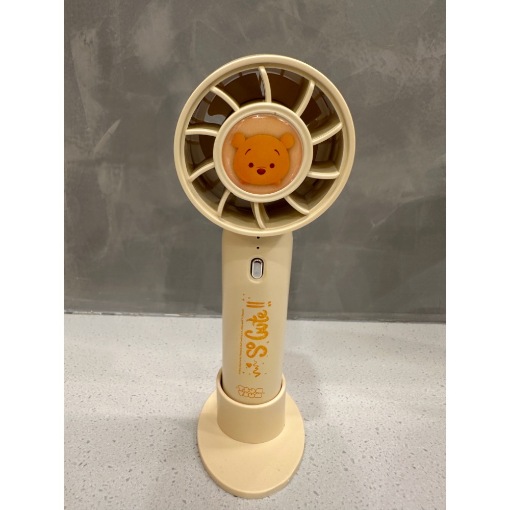 《正版》迪士尼小熊維尼款小風扇附底座 三段風速 靜音風扇 手持式充電款 消暑 TSUM TSUM-細節圖3