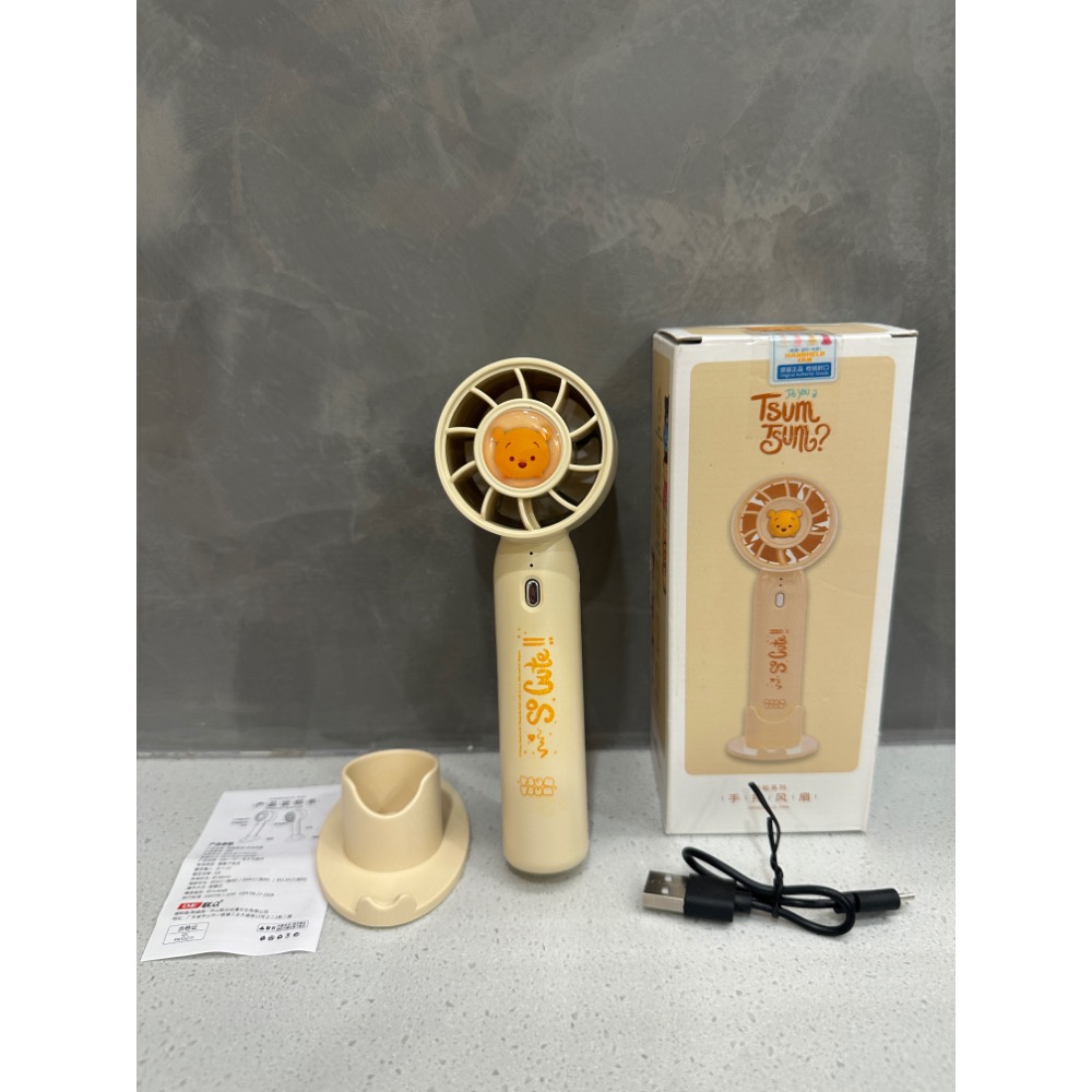 《正版》迪士尼小熊維尼款小風扇附底座 三段風速 靜音風扇 手持式充電款 消暑 TSUM TSUM-細節圖6