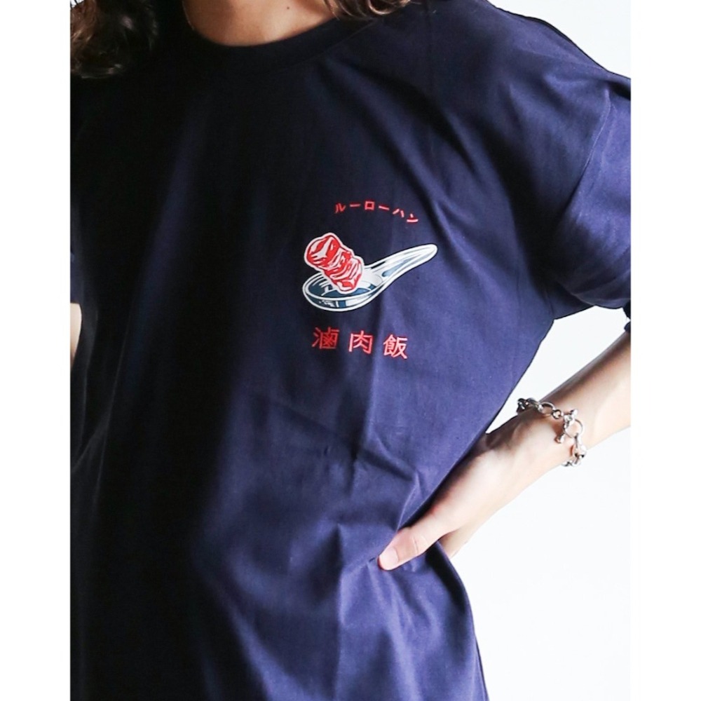 【限定設計】圓領短袖T恤_尋良蒔光臺灣滷肉飯（M~2XL），短袖，短T，T-shirt(男女都可以穿喔!)-細節圖6