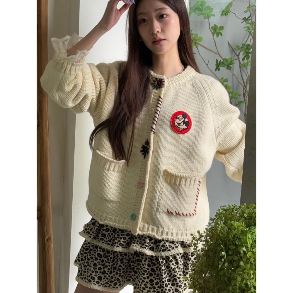 優佳 現貨 韓國 DELINE米奇刺繡徽章工藝針織外套 D-1013-細節圖2