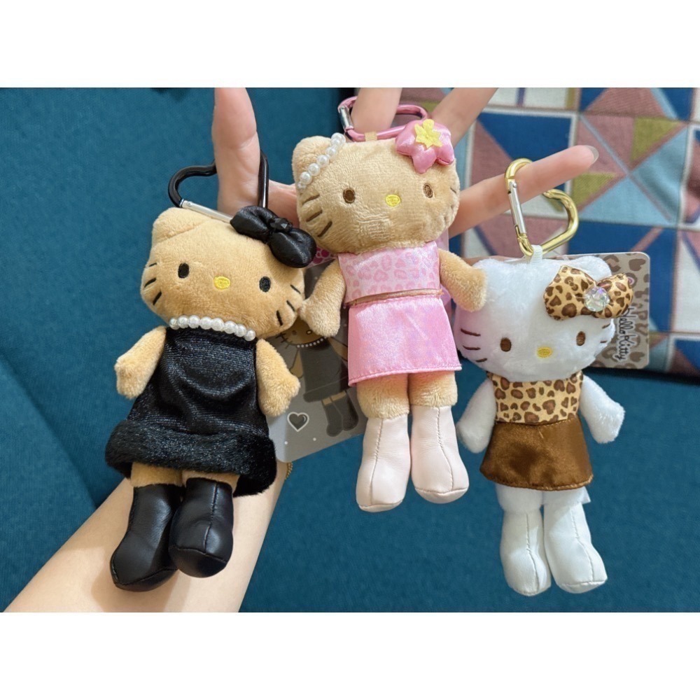 現貨 日本 三麗鷗 Sanrio 豹紋 黑皮 曬黑 kitty 長腿 愛心扣環 娃娃吊飾-細節圖3