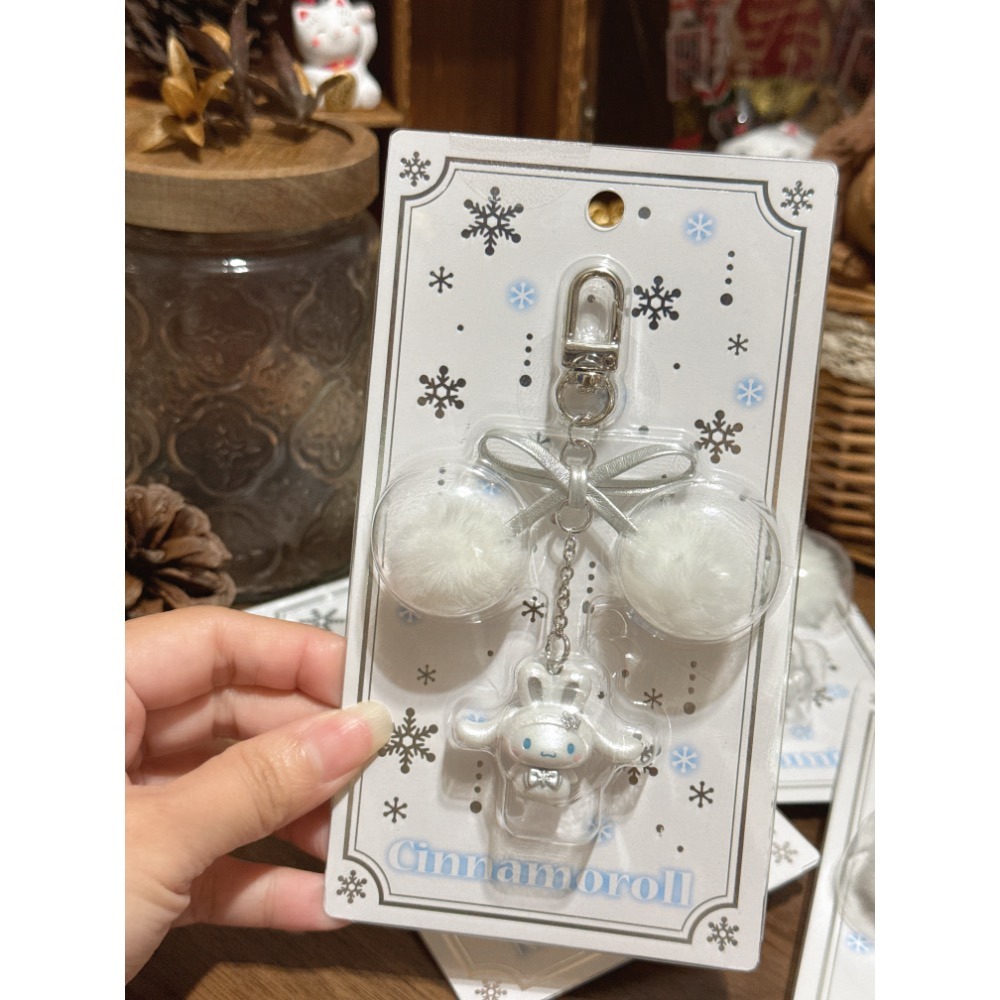 現貨 日本 三麗鷗 冬季 白色 雪兔 毛球 吊飾 扣環 掛件 kitty 美樂蒂 庫洛米 大耳狗-細節圖2