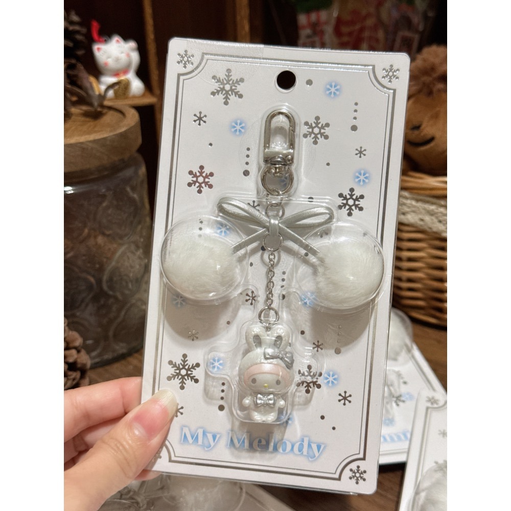 現貨 日本 三麗鷗 冬季 白色 雪兔 毛球 吊飾 扣環 掛件 kitty 美樂蒂 庫洛米 大耳狗-細節圖3