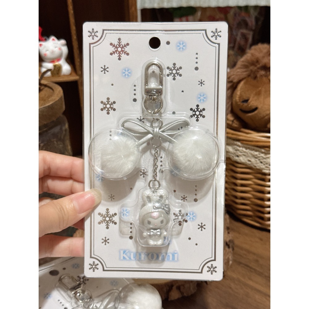 現貨 日本 三麗鷗 冬季 白色 雪兔 毛球 吊飾 扣環 掛件 kitty 美樂蒂 庫洛米 大耳狗-細節圖4