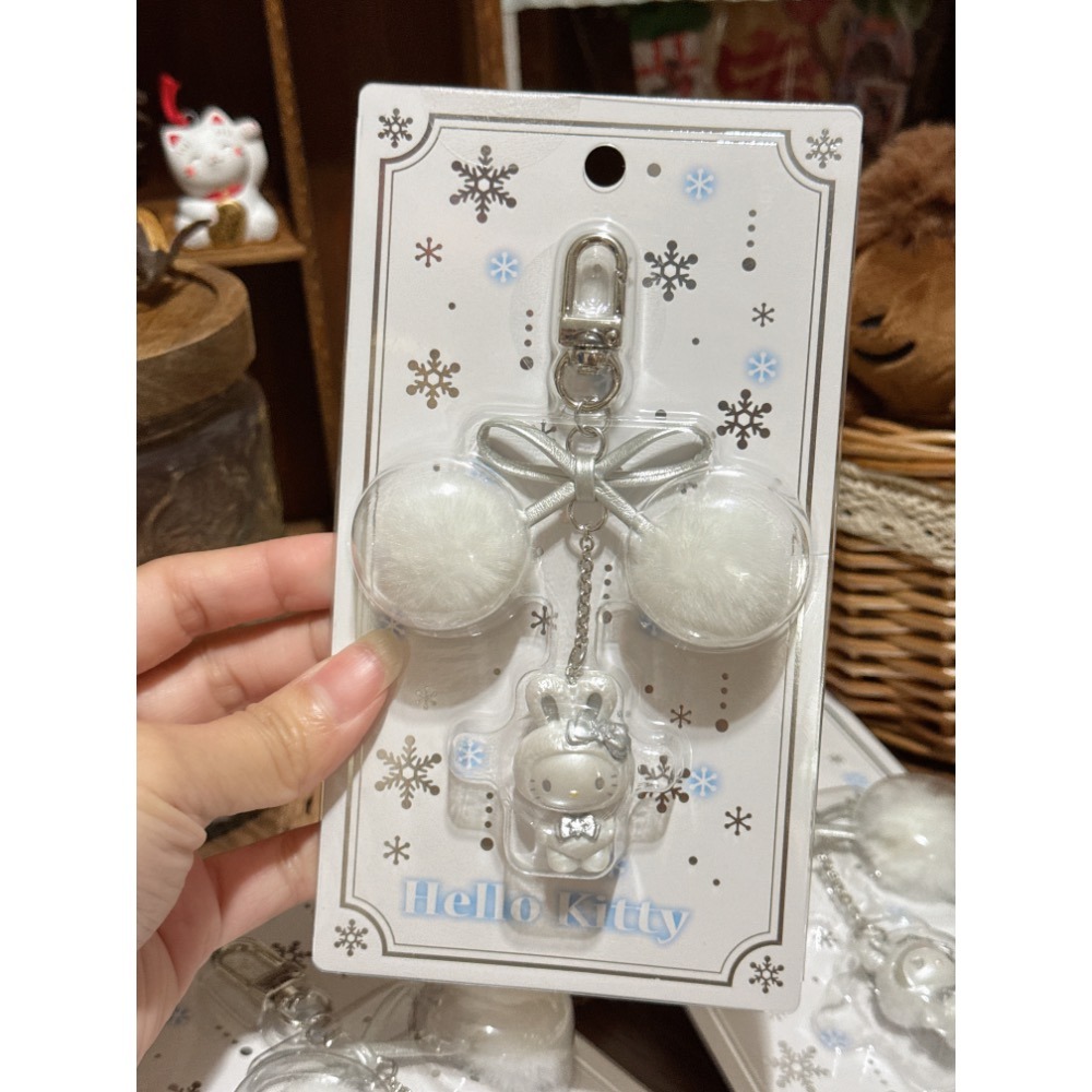 現貨 日本 三麗鷗 冬季 白色 雪兔 毛球 吊飾 扣環 掛件 kitty 美樂蒂 庫洛米 大耳狗-細節圖5