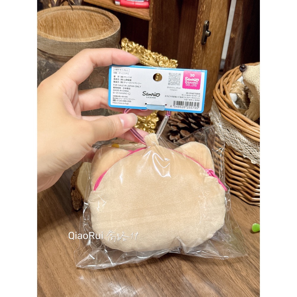 現貨 日本 Sanrio 三麗鷗 日燒 黑皮 曬黑 扶桑花 kitty 愛心扣環 拉鍊 大頭 零錢包 收納包-細節圖2