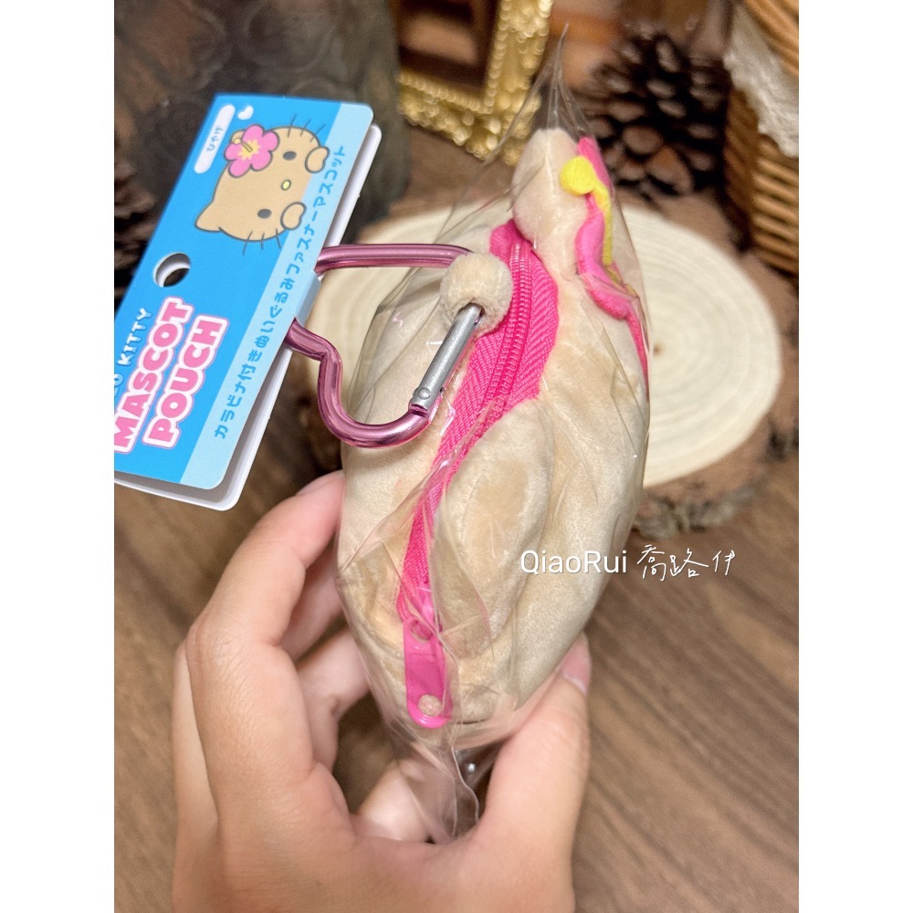 現貨 日本 Sanrio 三麗鷗 日燒 黑皮 曬黑 扶桑花 kitty 愛心扣環 拉鍊 大頭 零錢包 收納包-細節圖3