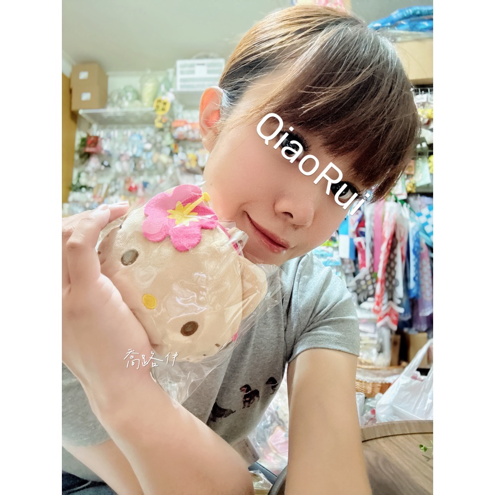 現貨 日本 Sanrio 三麗鷗 日燒 黑皮 曬黑 扶桑花 kitty 愛心扣環 拉鍊 大頭 零錢包 收納包-細節圖4