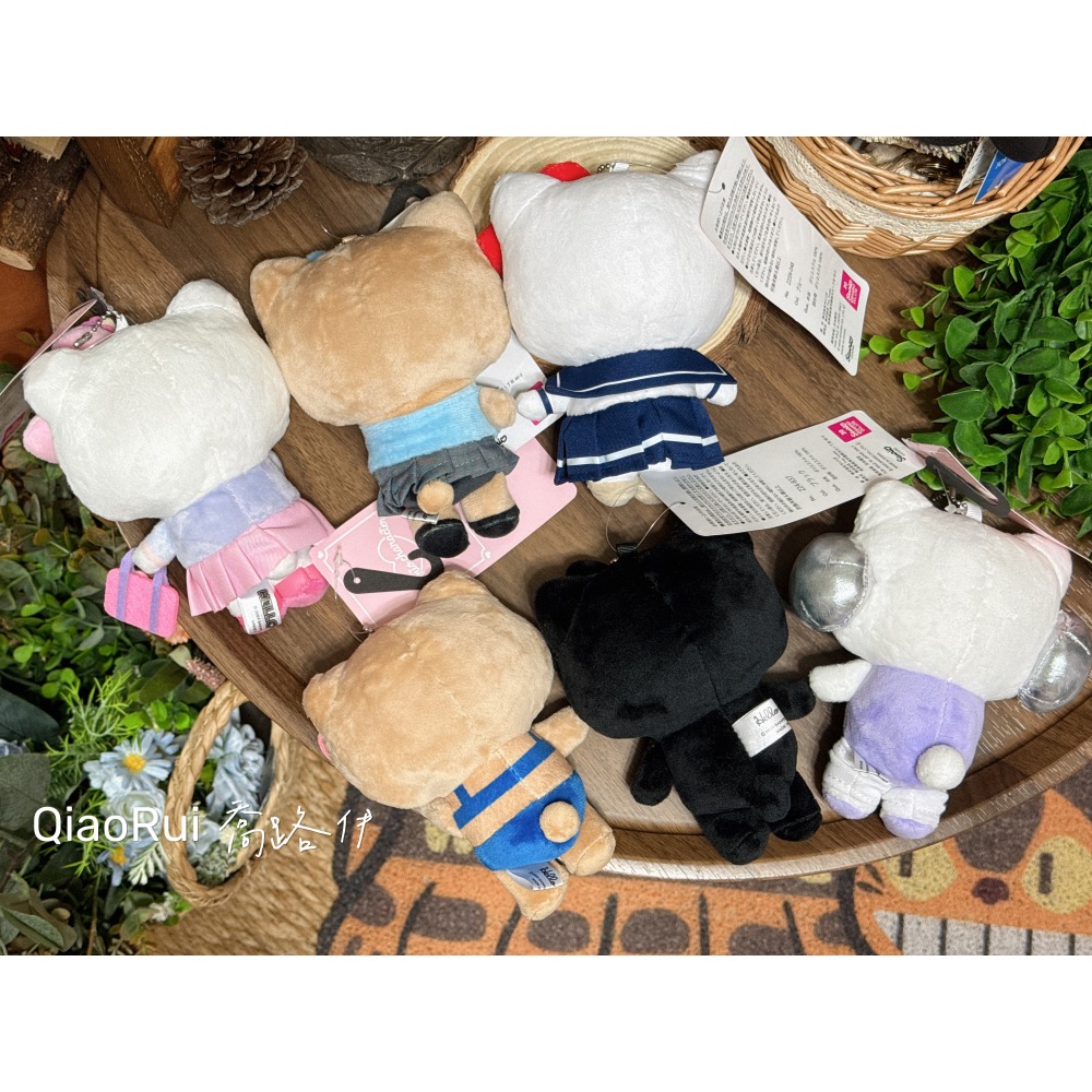 現貨 日本 Sanrio 三麗鷗 Avail 限定 曬黑 黑皮 泳裝 學生制服 全黑 戴耳機 kitty 娃娃吊飾-細節圖2