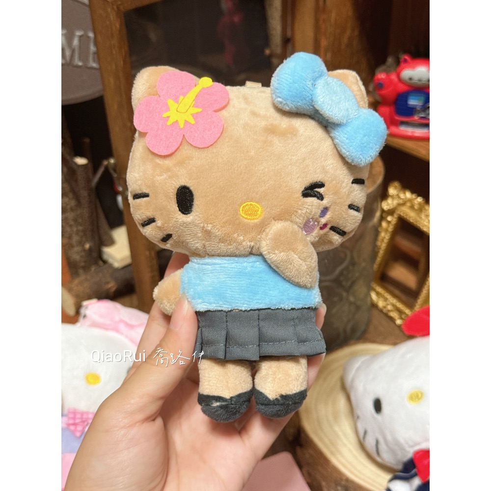 現貨 日本 Sanrio 三麗鷗 Avail 限定 曬黑 黑皮 泳裝 學生制服 全黑 戴耳機 kitty 娃娃吊飾-規格圖2