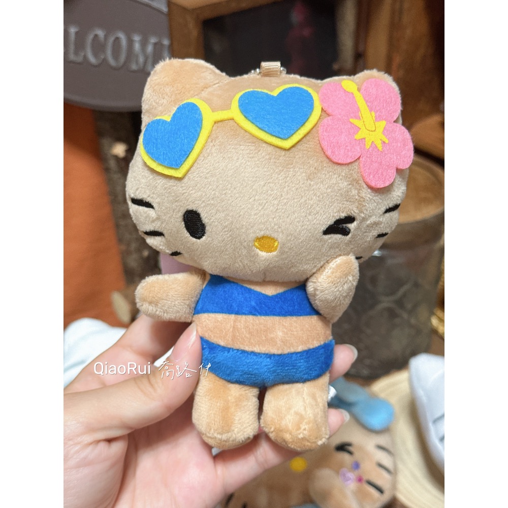 現貨 日本 Sanrio 三麗鷗 Avail 限定 曬黑 黑皮 泳裝 學生制服 全黑 戴耳機 kitty 娃娃吊飾-規格圖2