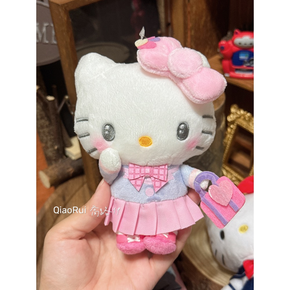 現貨 日本 Sanrio 三麗鷗 Avail 限定 曬黑 黑皮 泳裝 學生制服 全黑 戴耳機 kitty 娃娃吊飾-規格圖2