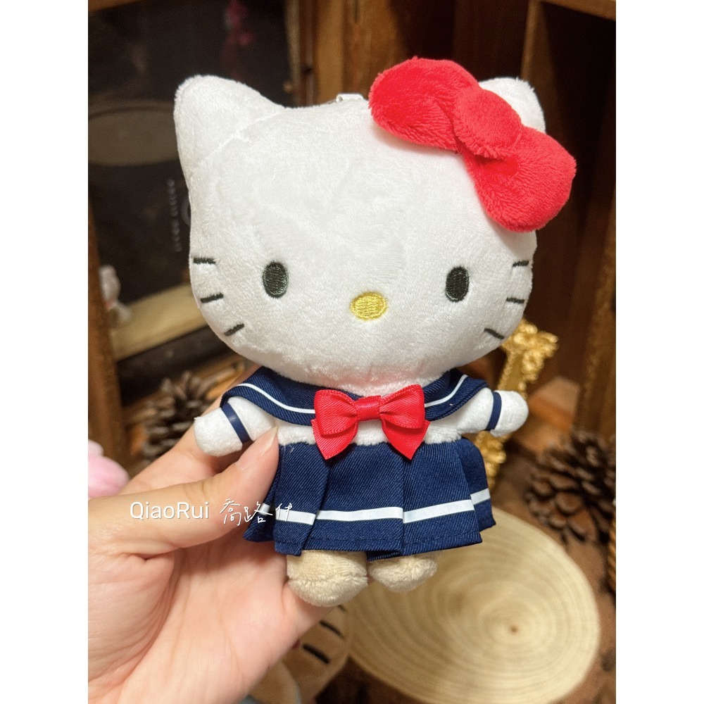 現貨 日本 Sanrio 三麗鷗 Avail 限定 曬黑 黑皮 泳裝 學生制服 全黑 戴耳機 kitty 娃娃吊飾-規格圖2