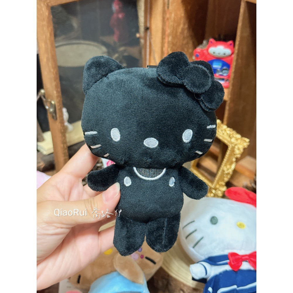 現貨 日本 Sanrio 三麗鷗 Avail 限定 曬黑 黑皮 泳裝 學生制服 全黑 戴耳機 kitty 娃娃吊飾-規格圖2