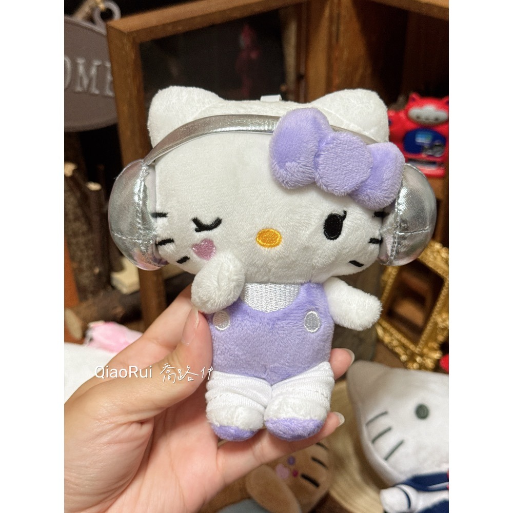 現貨 日本 Sanrio 三麗鷗 Avail 限定 曬黑 黑皮 泳裝 學生制服 全黑 戴耳機 kitty 娃娃吊飾-規格圖2