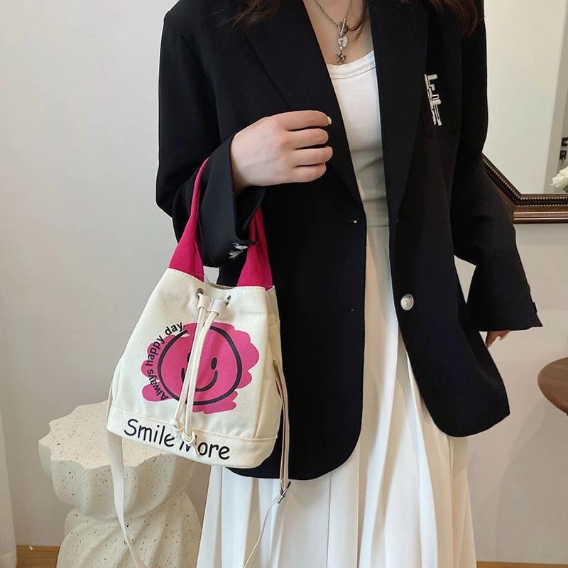 帆布水桶包 帆布包 微笑笑臉 提袋 手提包 斜背包 單肩包 現貨 實拍 小包大容量 水桶包 三用包 ．多-細節圖2
