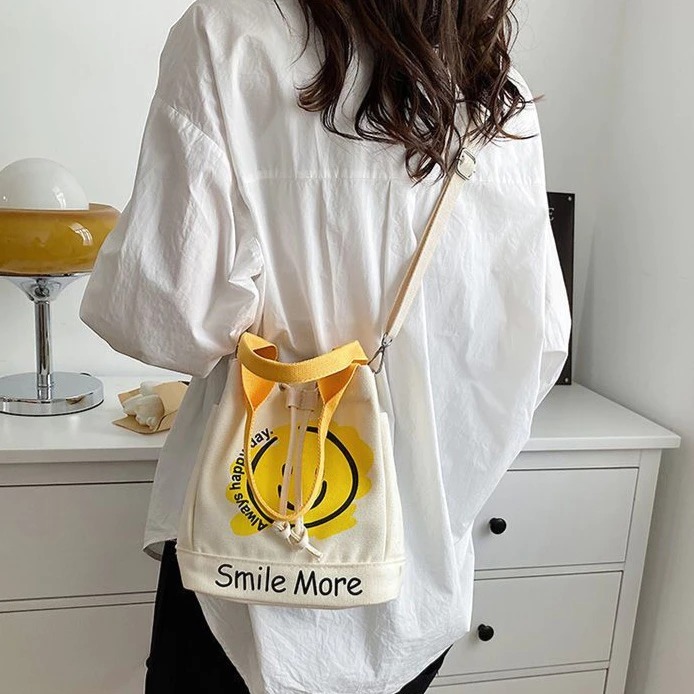帆布水桶包 帆布包 微笑笑臉 提袋 手提包 斜背包 單肩包 現貨 實拍 小包大容量 水桶包 三用包 ．多-細節圖3