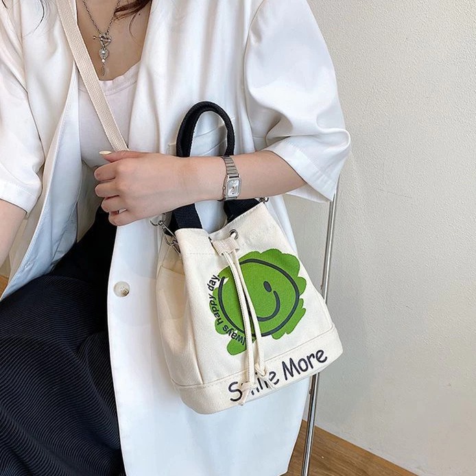 帆布水桶包 帆布包 微笑笑臉 提袋 手提包 斜背包 單肩包 現貨 實拍 小包大容量 水桶包 三用包 ．多-細節圖4