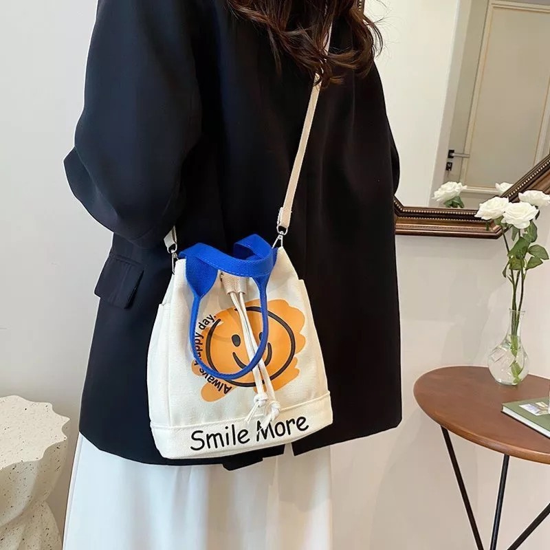 帆布水桶包 帆布包 微笑笑臉 提袋 手提包 斜背包 單肩包 現貨 實拍 小包大容量 水桶包 三用包 ．多-細節圖5
