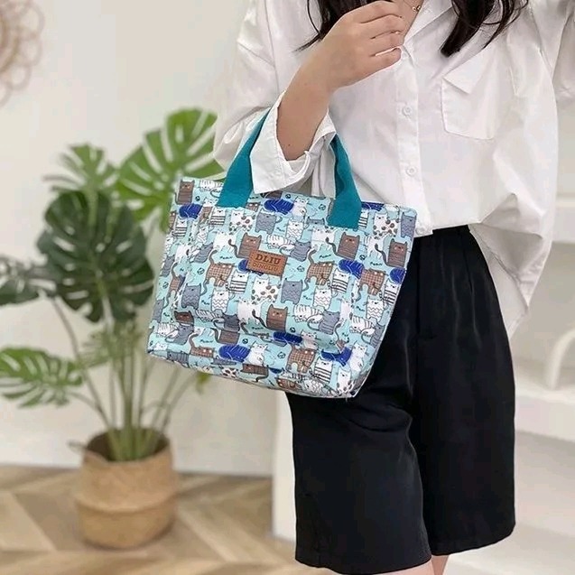 水餃包 輕量 防水手提包 貓咪圖案 梯形包 大容量 媽媽包 多功能 萬用手提袋 便當袋 短柄 小號 外出包 購物包．多色-細節圖3