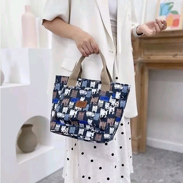 水餃包 輕量 防水手提包 貓咪圖案 梯形包 大容量 媽媽包 多功能 萬用手提袋 便當袋 短柄 小號 外出包 購物包．多色-細節圖5