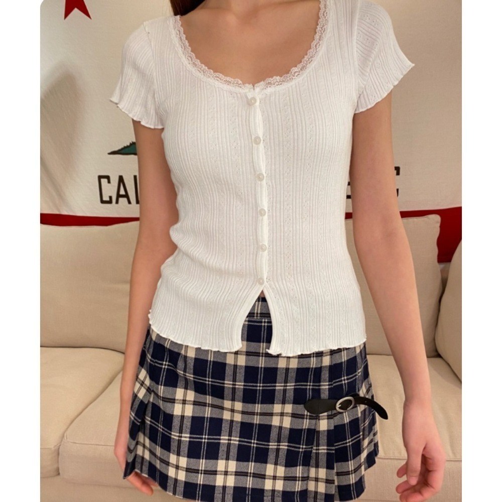 【BM】Zelly Eyelet Top 蕾絲排扣捲邊短袖-細節圖3
