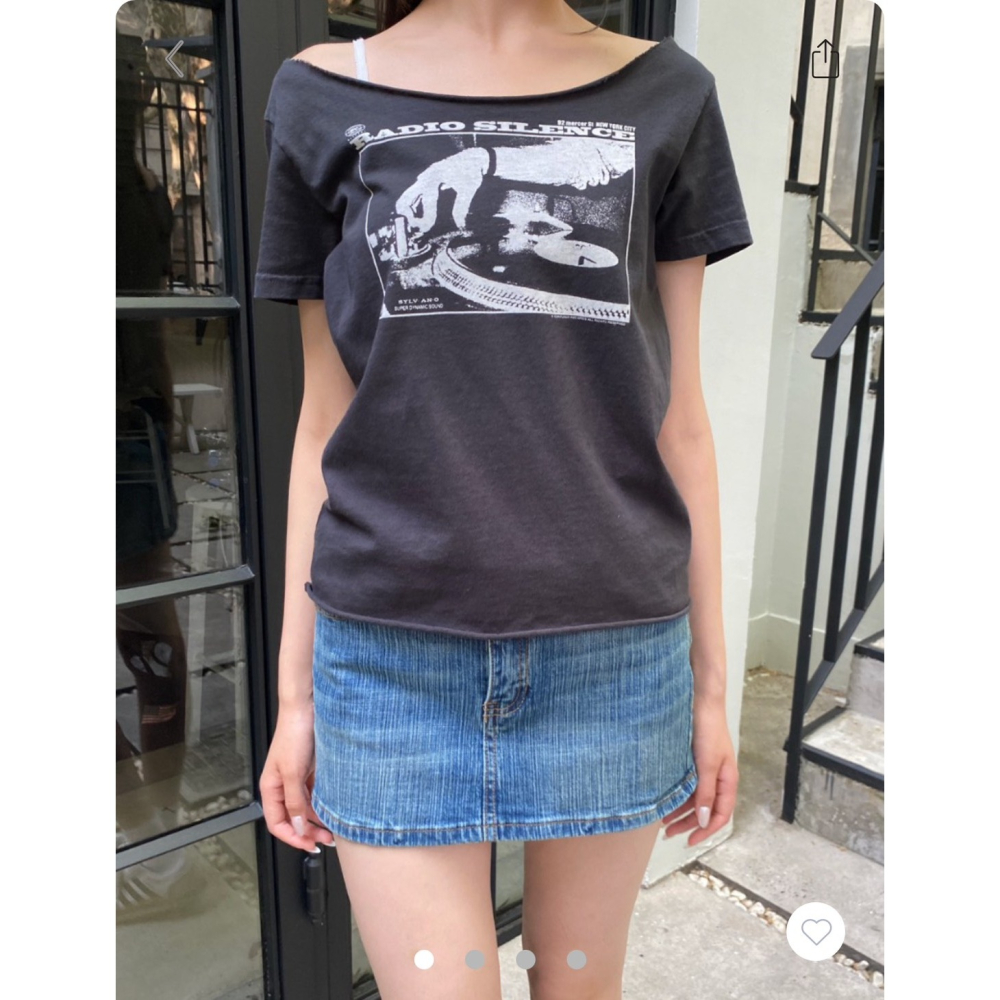 【Rosé同款✨】Robyn Radio Silence Top 美式斜肩捲邊短袖-細節圖3