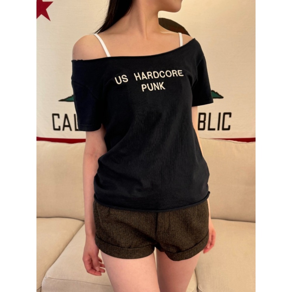 【BM】Robyn Us Hardcore Punk Top 美式斜肩字母短袖-細節圖2