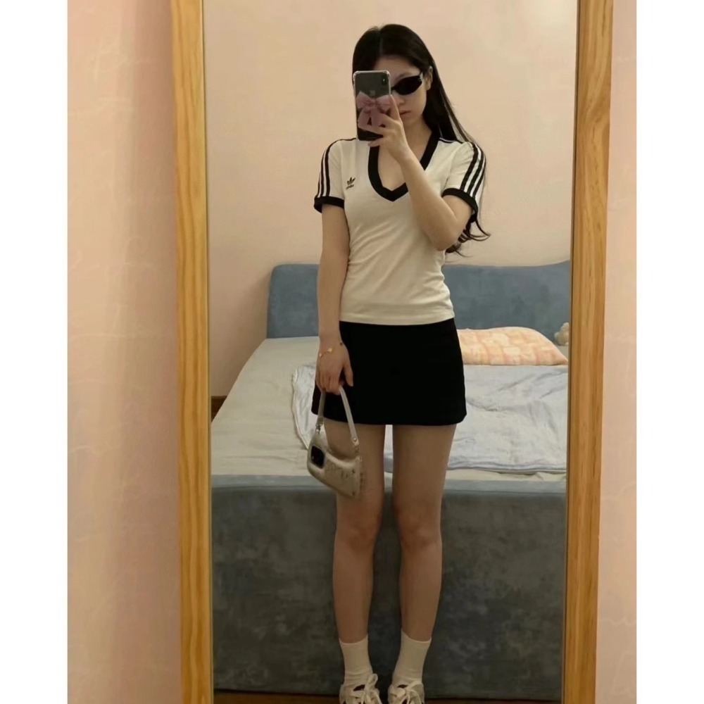 Adidas 白色V領短袖S