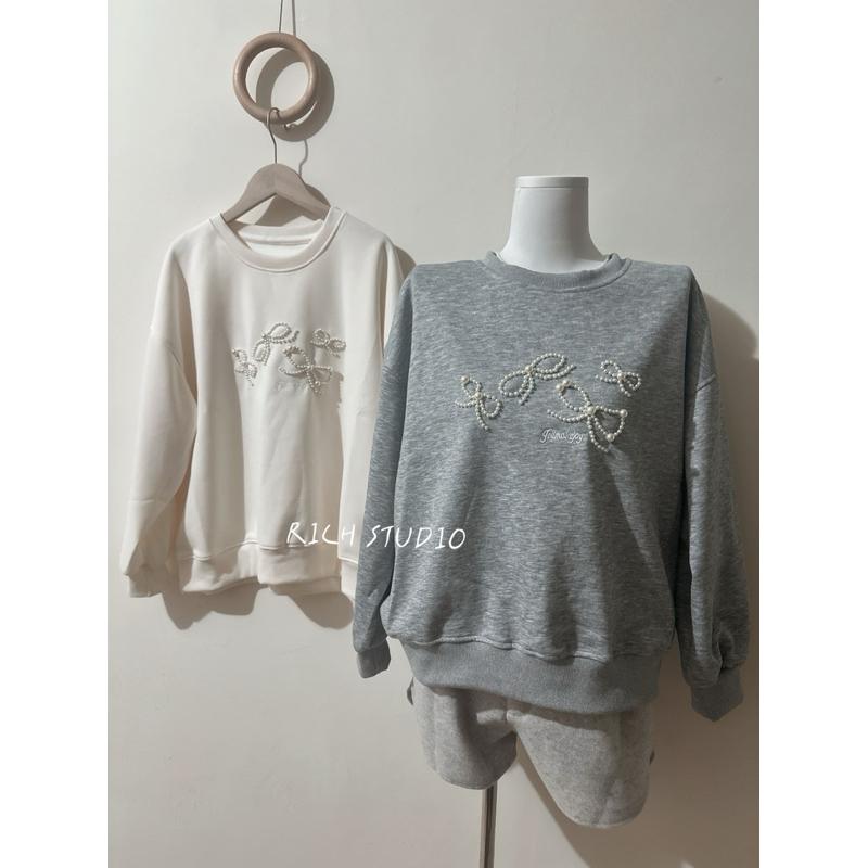 𝐑𝐈𝐂𝐇｜實拍*釘珠刺繡蝴蝶結設計韓系圓領寬鬆長袖大學t現貨-細節圖3