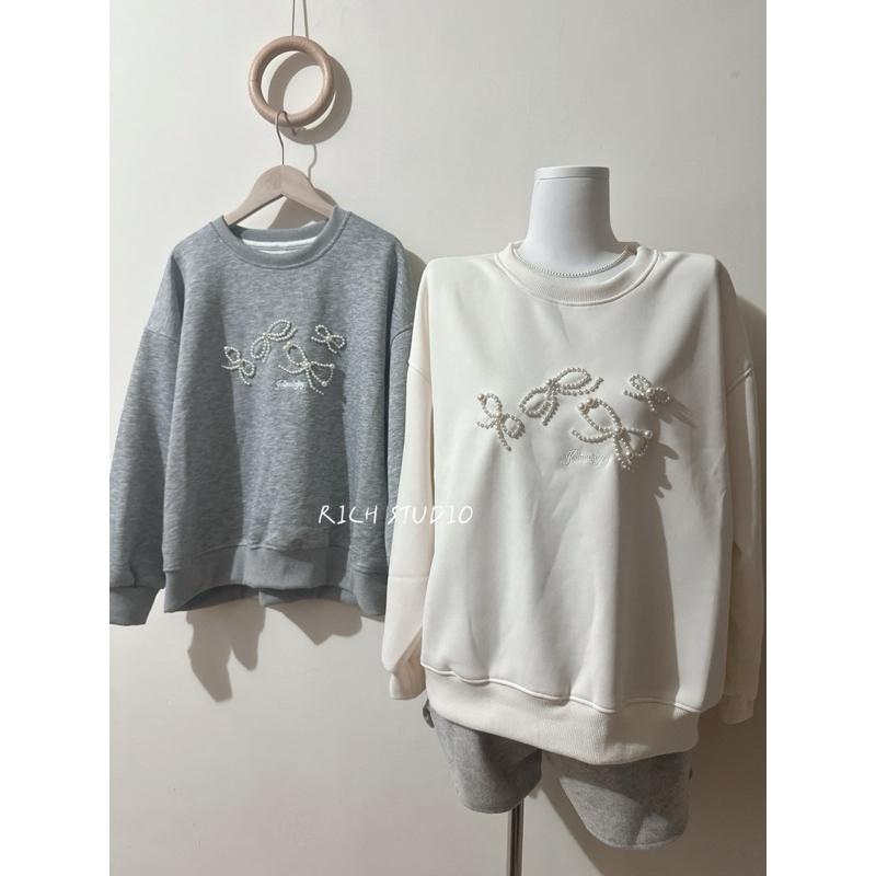 𝐑𝐈𝐂𝐇｜實拍*釘珠刺繡蝴蝶結設計韓系圓領寬鬆長袖大學t現貨-細節圖4