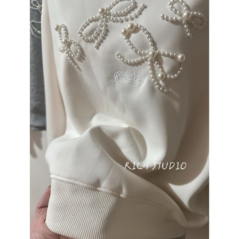 𝐑𝐈𝐂𝐇｜實拍*釘珠刺繡蝴蝶結設計韓系圓領寬鬆長袖大學t現貨-細節圖6