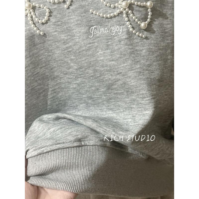𝐑𝐈𝐂𝐇｜實拍*釘珠刺繡蝴蝶結設計韓系圓領寬鬆長袖大學t現貨-細節圖7