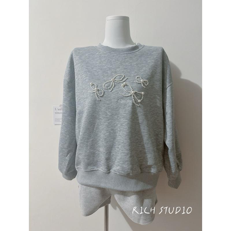𝐑𝐈𝐂𝐇｜實拍*釘珠刺繡蝴蝶結設計韓系圓領寬鬆長袖大學t現貨-細節圖8
