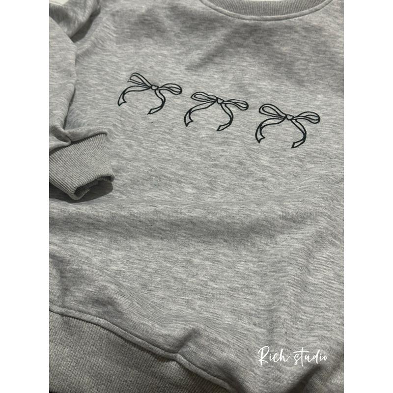 𝐑𝐈𝐂𝐇｜現貨🫶🏻秋季慵懶風圓領套頭寬鬆蝴蝶結刺繡灰色休閒韓版大學T-細節圖6