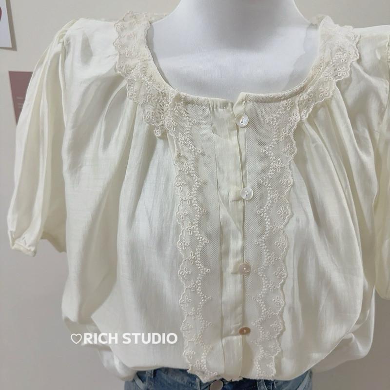 𝐑𝐈𝐂𝐇｜現貨🔥實拍*韓系減齡微透花邊拼接甜美百搭天絲質感泡泡袖-細節圖8