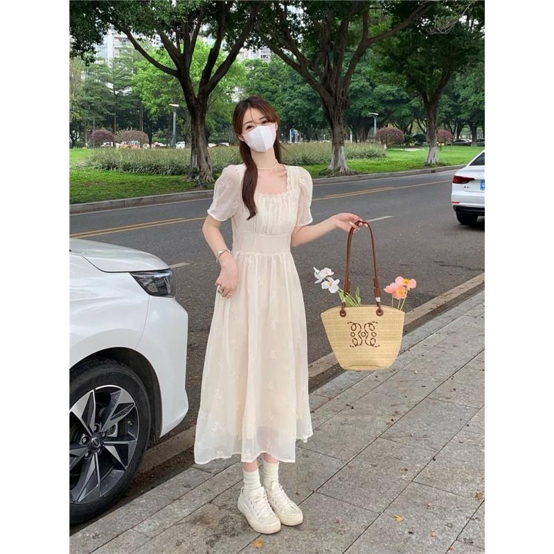 𝐑𝐈𝐂𝐇｜現貨🔥實拍*溫柔仙氣刺繡方領收腰後綁帶泡泡袖中長款洋裝-細節圖2