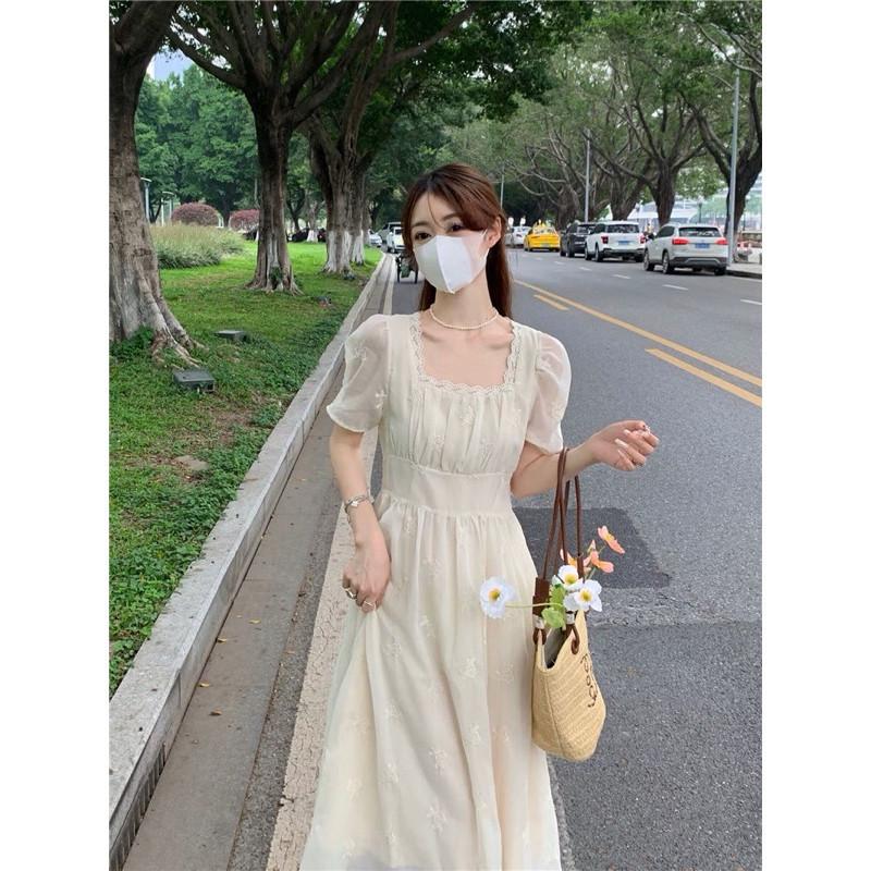 𝐑𝐈𝐂𝐇｜現貨🔥實拍*溫柔仙氣刺繡方領收腰後綁帶泡泡袖中長款洋裝-細節圖3