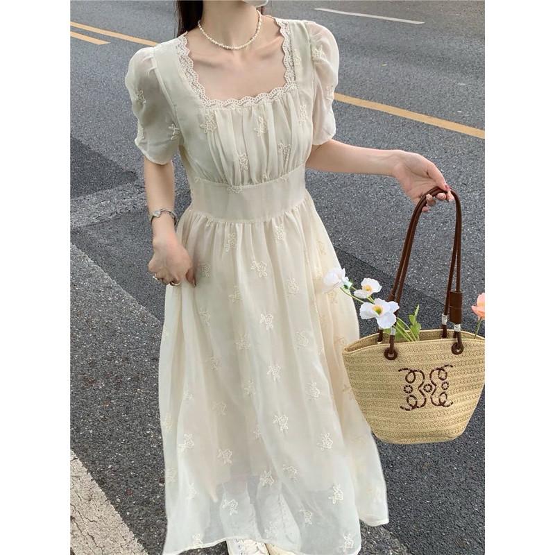 𝐑𝐈𝐂𝐇｜現貨🔥實拍*溫柔仙氣刺繡方領收腰後綁帶泡泡袖中長款洋裝-細節圖4