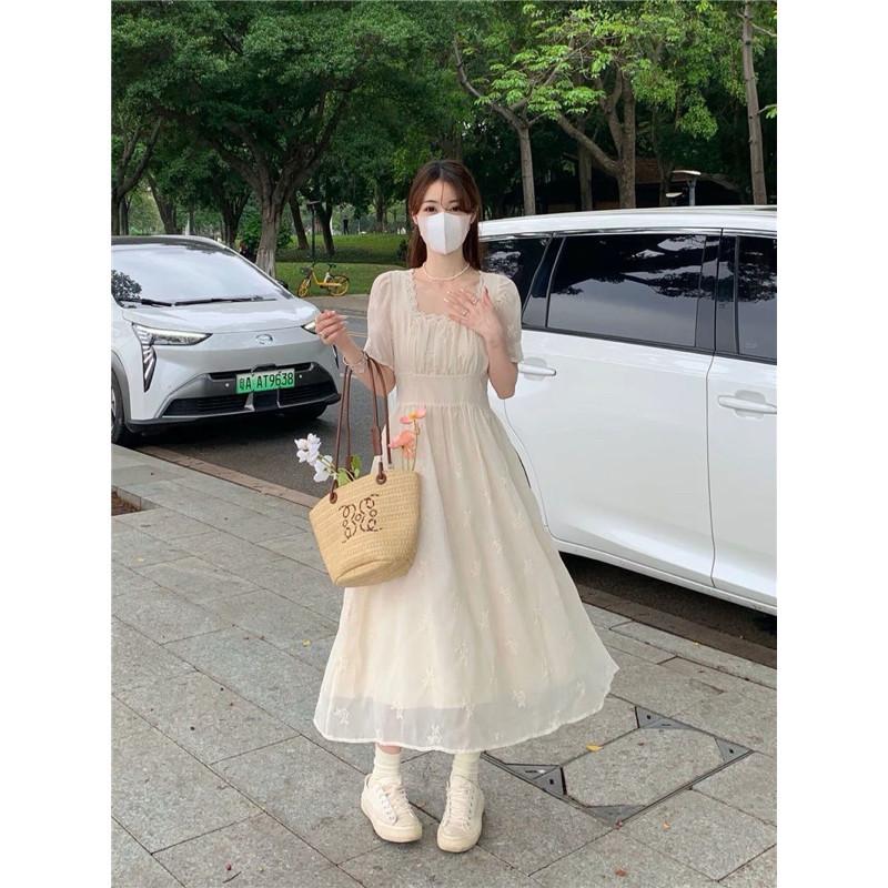 𝐑𝐈𝐂𝐇｜現貨🔥實拍*溫柔仙氣刺繡方領收腰後綁帶泡泡袖中長款洋裝-細節圖5