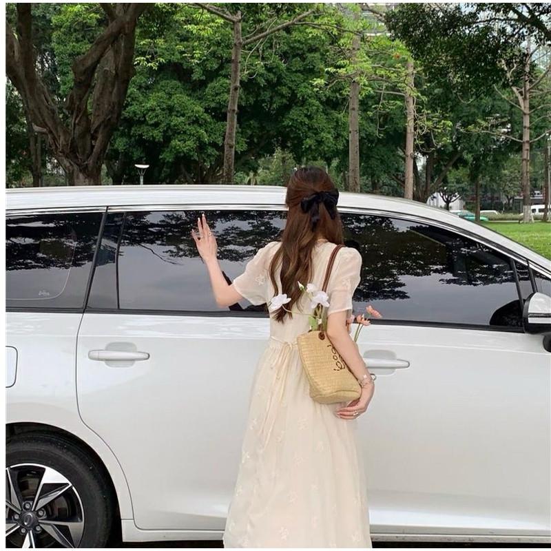 𝐑𝐈𝐂𝐇｜現貨🔥實拍*溫柔仙氣刺繡方領收腰後綁帶泡泡袖中長款洋裝-細節圖6