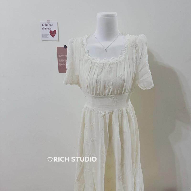 𝐑𝐈𝐂𝐇｜現貨🔥實拍*溫柔仙氣刺繡方領收腰後綁帶泡泡袖中長款洋裝-細節圖7