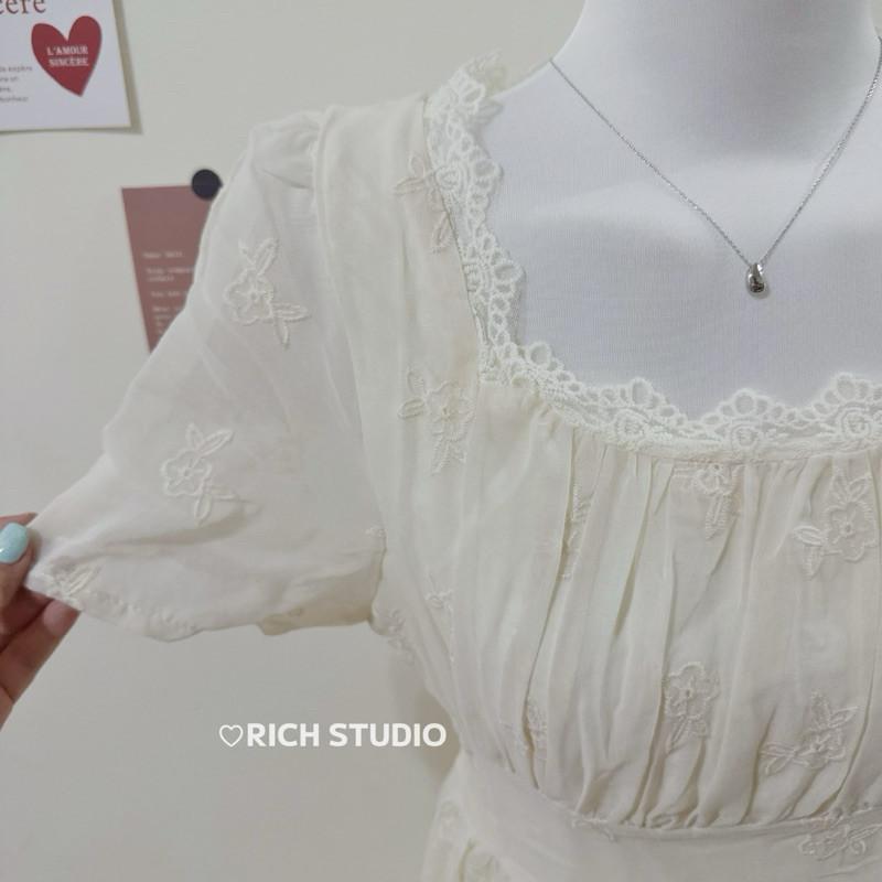 𝐑𝐈𝐂𝐇｜現貨🔥實拍*溫柔仙氣刺繡方領收腰後綁帶泡泡袖中長款洋裝-細節圖8