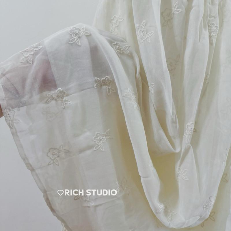 𝐑𝐈𝐂𝐇｜現貨🔥實拍*溫柔仙氣刺繡方領收腰後綁帶泡泡袖中長款洋裝-細節圖9