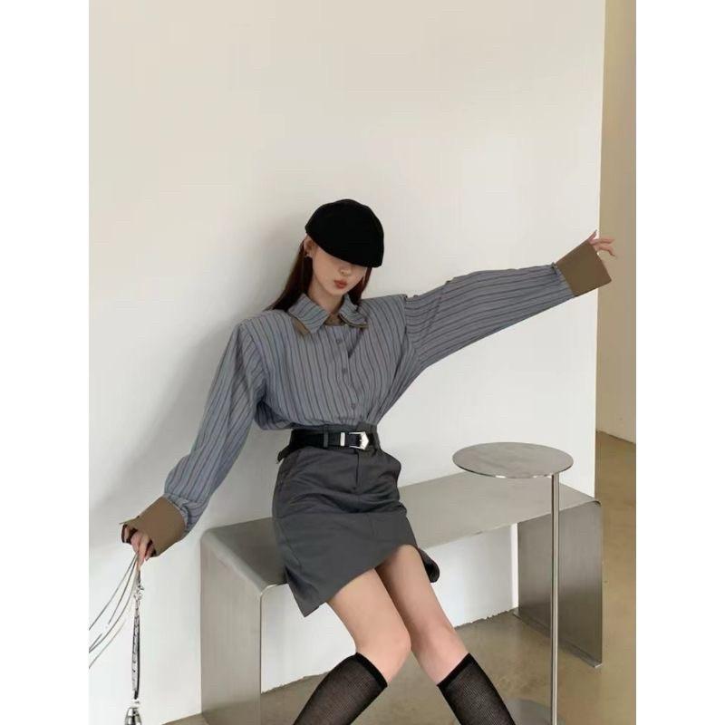 𝐑𝐈𝐂𝐇｜現貨🔥實拍*高級感寬鬆竪條紋襯衫+灰色半身短裙-細節圖2