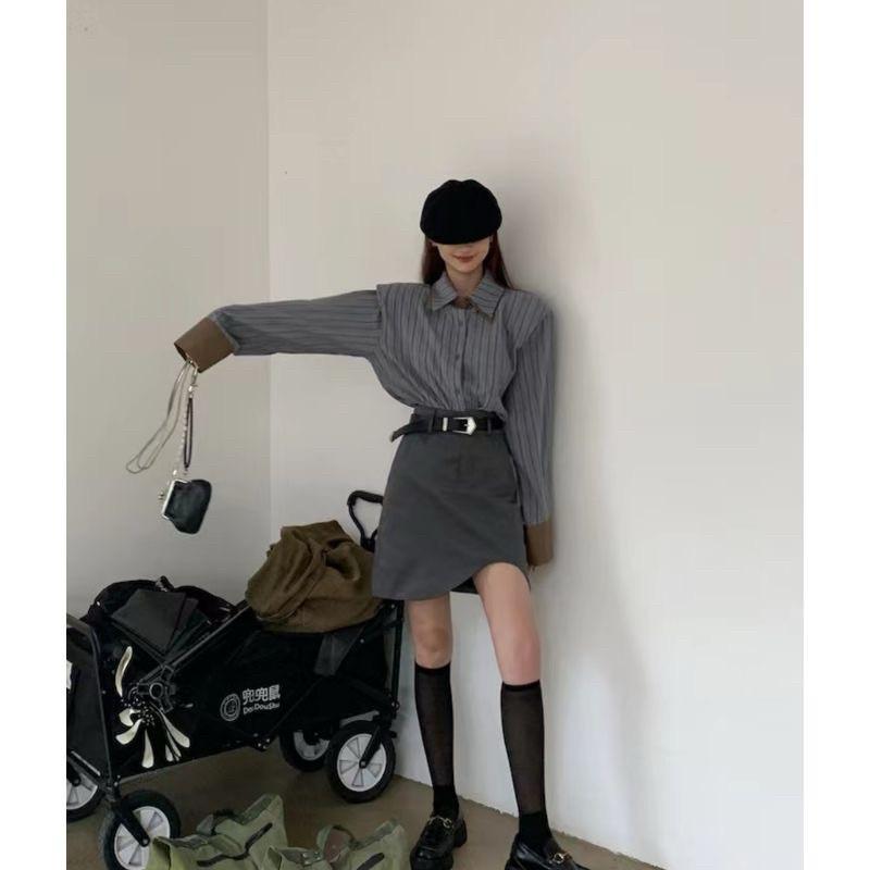 𝐑𝐈𝐂𝐇｜現貨🔥實拍*高級感寬鬆竪條紋襯衫+灰色半身短裙-細節圖5