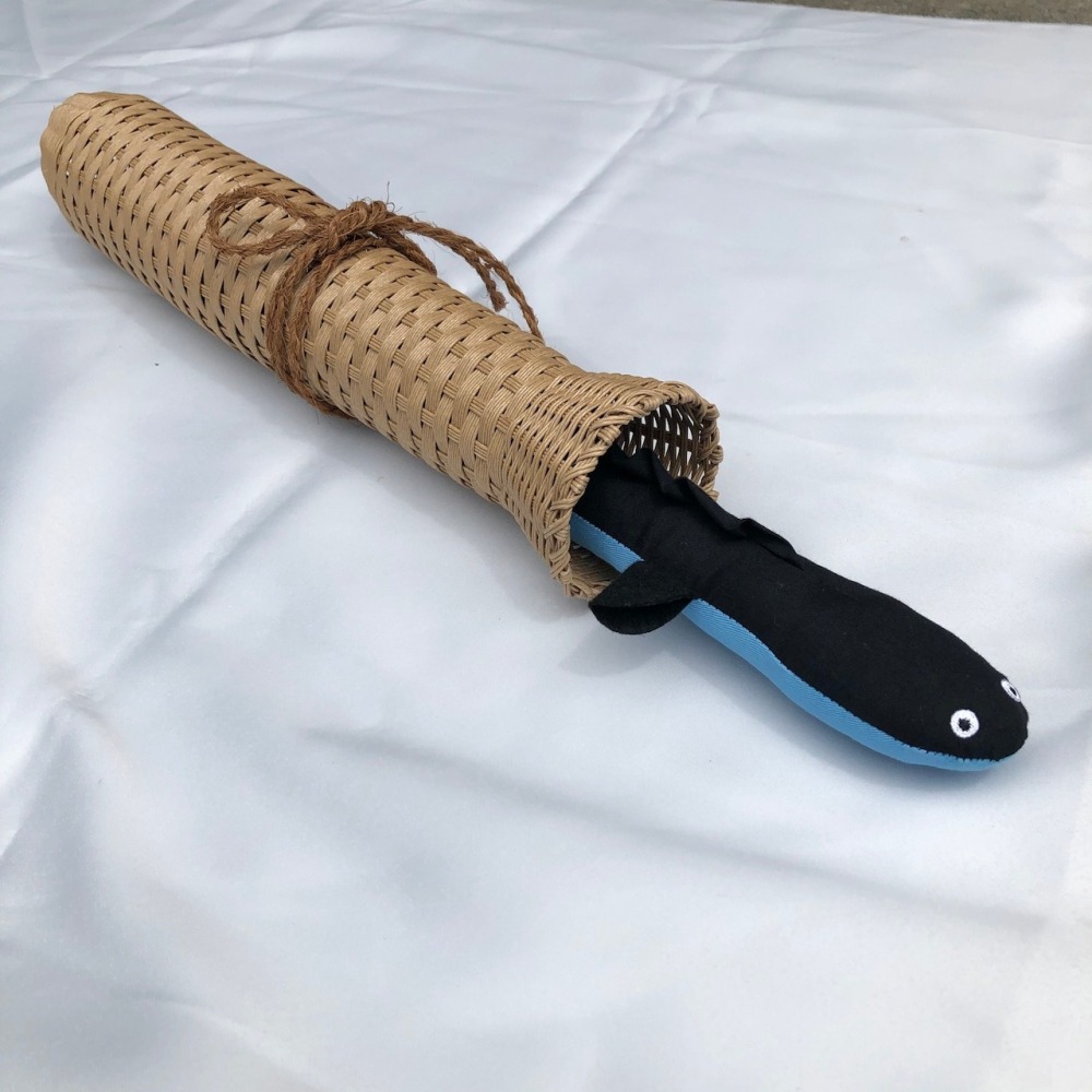 《希望之棲》【現貨】鳥羽海洋民俗博物館原創泥鰍娃娃 三重鳥羽海洋館限定商品 原創商品 人氣鰻魚娃娃+傳統鰻魚捕捉籠組合-細節圖2